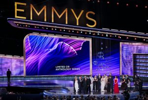 Βραβεία Emmy 2025: Θρίαμβος για «The Studio» και «Adolescence» – Ο 15χρονος Όουεν Κούπερ ο νεότερος νικητής
