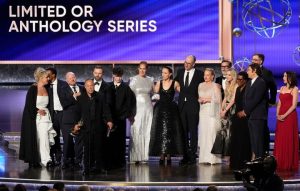 Bραβεία Emmy 2025: Θρίαμβος για «Adolescence», «The Studio» και «The Pitt»