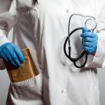Συνελήφθη διευθυντής καρδιοχειρουργικής δημόσιου νοσοκομείου μετά από καταγγελία για «φακελάκια» – Ζητούσε ακόμα και 5.000 ευρώ