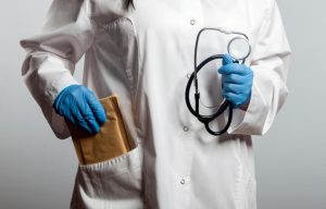 Συνελήφθη διευθυντής καρδιοχειρουργικής δημόσιου νοσοκομείου μετά από καταγγελία για «φακελάκια» – Ζητούσε ακόμα και 5.000 ευρώ