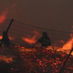 Ανεξέλεγκτη η φωτιά στις Αχαρνές - Επεκτάθηκε σε διπλανό εργοστάσιο