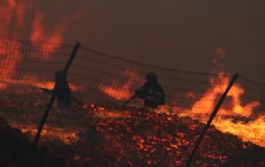 Ανεξέλεγκτη η φωτιά στις Αχαρνές - Επεκτάθηκε σε διπλανό εργοστάσιο
