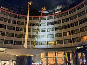 Συναγερμός στο Λονδίνο: Μεγάλη πυρκαγιά σε εννιαώροφο κτήριο στο White City