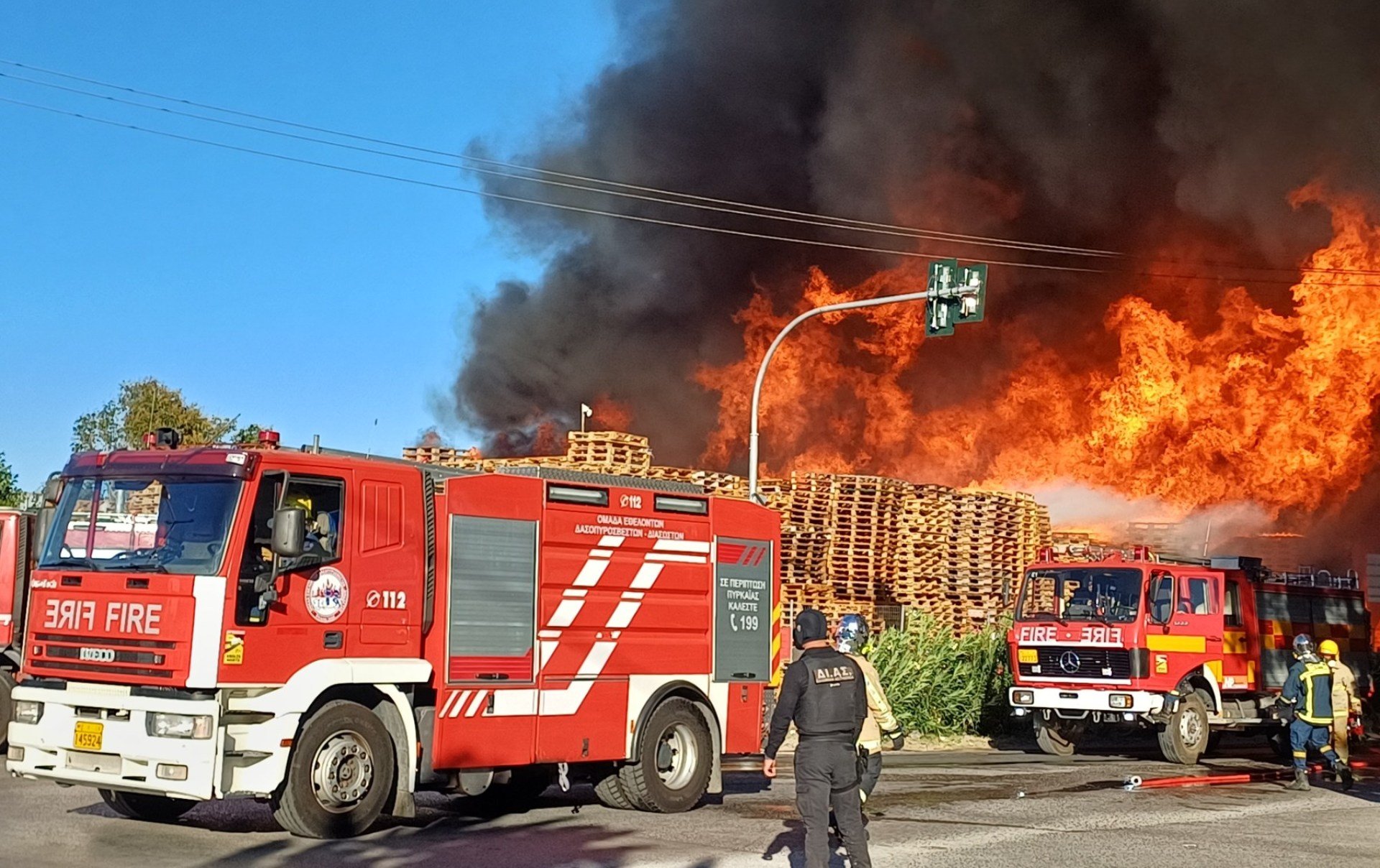 Κόλαση φωτιάς σε επιχείρηση στο Μενίδι - Ακούγονται εκρήξεις