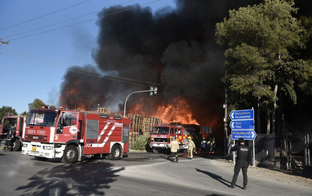 Κόλαση φωτιάς σε επιχείρηση στο Μενίδι - Ακούγονται εκρήξεις