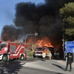 Κόλαση φωτιάς σε επιχείρηση στο Μενίδι - Ακούγονται εκρήξεις