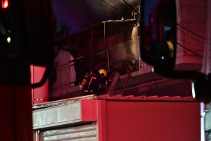 Μεγάλη φωτιά σε επιχείρηση στο Περιστέρι - Πληροφορίες για εγκλωβισμένα άτομα