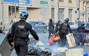 Έκρυθμη η κατάσταση στη Γαλλία: Ξεκίνησαν οι κινητοποιήσεις του κινήματος «Ας μπλοκάρουμε τα πάντα» – Συλλήψεις και επεισόδια