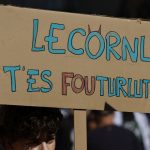 Η Γαλλία προ του χάους: Υποβάθμιση από τον οίκο Fitch - Αγορές και συνδικάτα πολιορκούν την κυβέρνηση
