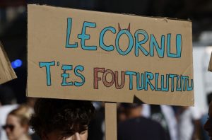 Η Γαλλία προ του χάους: Υποβάθμιση από τον οίκο Fitch - Αγορές και συνδικάτα πολιορκούν την κυβέρνηση