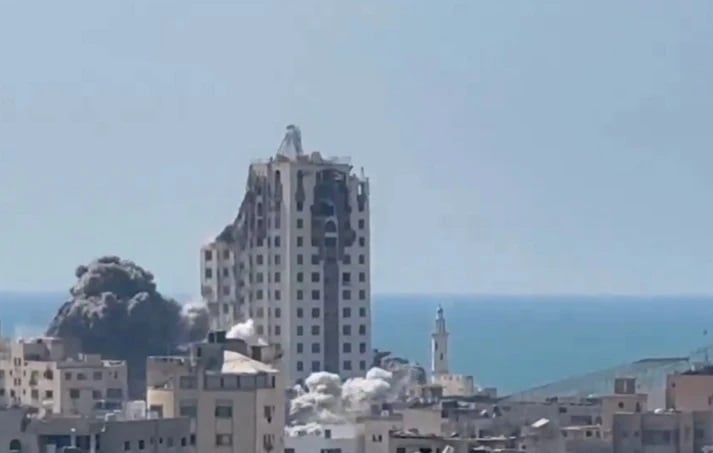 Οι Ισραηλινοί κατέστρεψαν το υψηλότερο κτίριο στην Πόλη της Γάζας – Δείτε βίντεο