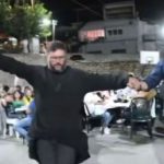 Ιερέας χορεύει κρητικά και αποθεώνεται