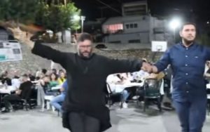 Ιερέας χορεύει κρητικά και αποθεώνεται