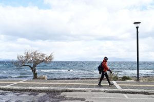 Άστατος σήμερα ο καιρός με υψηλές θερμοκρασίες αλλά και βροχές