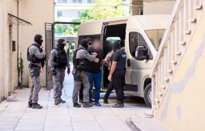 Κρητική μαφία: Ελεύθερος με περιοριστικούς όρους ο αστυνομικός που είχε το παρατσούκλι «γκόμενα» ή «κοπέλα» – Ο διάλογος των μελών της οργάνωσης