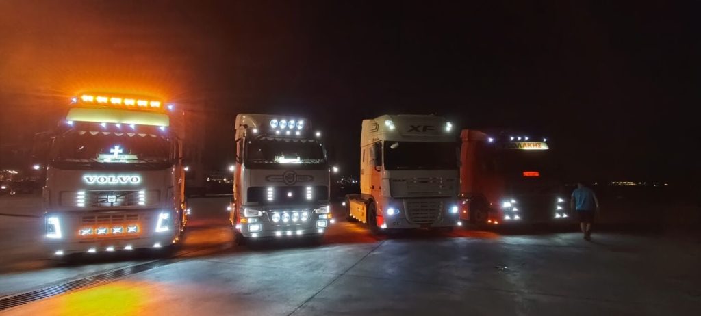 Καπνογόνα, κόρνες και... δάκρυα: Συγκινητικός αποχαιρετισμός Λιμενικού στην Κω