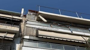 Τρόμος στην Λαμία: Έπεφταν σοβάδες από πολυκατοικία - Κρεμόταν κομμάτι μπετόν