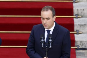 Γαλλία: Κλάδος ελαίας από τον Λεκορνί και άνοιγμα στην Αριστερά – Δεν κοπάζουν οι αντιδράσεις