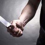 Τρόμος στην Πάτρα: Αλλοδαπός εισβάλλει με μαχαίρι στο σπίτι της πρώην συζύγου του