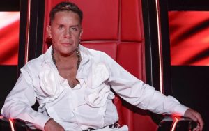 Μαζωνάκης: Χαμός και χειροκροτήματα κατά την είσοδό του στο Voice