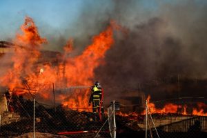 Ενισχύθηκαν οι πυροσβεστικές δυνάμεις για την φωτιά σε εργοστάσιο στο Μενίδι