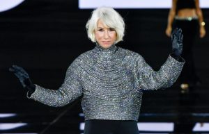 Η Έλεν Μίρεν «μάγεψε» το Παρίσι στην Εβδομάδα Μόδας – Βίντεο με την πασαρέλα της