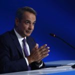Τα μέτρα που θα ανακοινώσει ο Μητσοτάκης στη ΔΕΘ, θα μπορούσαν να θέσουν τις βάσεις για την παράταση της θητείας του, εκτιμά το Bloomberg