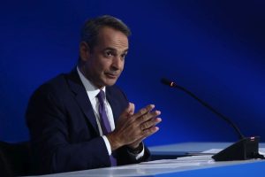 Τα μέτρα που θα ανακοινώσει ο Μητσοτάκης στη ΔΕΘ, θα μπορούσαν να θέσουν τις βάσεις για την παράταση της θητείας του, εκτιμά το Bloomberg