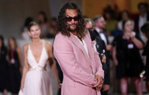 Τζέισον Μομόα: Ντύθηκε στα ροζ στο Φεστιβάλ Βενετίας – Έβαψε ακόμη και τα νύχια των ποδιών του