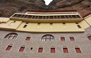 Συνελήφθη ο ηγούμενος της Μονής Σπηλαίου στα Καλάβρυτα για αρχαιοκαπηλία – Ετοιμαζόταν να πουλήσει βυζαντινές εικόνες