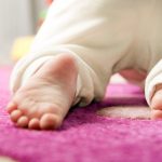 Βρέφος εντοπίστηκε με το αδερφάκι του να μπουσουλάει σε δρόμο – Συνελήφθησαν οι γονείς τους