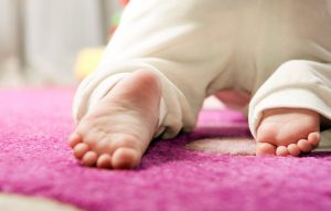 Βρέφος εντοπίστηκε με το αδερφάκι του να μπουσουλάει σε δρόμο – Συνελήφθησαν οι γονείς τους