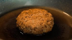 Επιτροπή Γεωργίας Ευρωκοινοβουλίου: Ψηφίστηκε η απαγόρευση όρων «μπέργκερ» και «λουκάνικο» για φυτικά προϊόντα