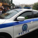 Με χειροπέδες οδηγήθηκε ο Βασίλης Μπισμπίκης στην Ευελπίδων για το τροχαίο που προκάλεσε στη Φιλοθέη – Του ασκήθηκε ποινική δίωξη