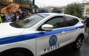 Με χειροπέδες οδηγήθηκε ο Βασίλης Μπισμπίκης στην Ευελπίδων για το τροχαίο που προκάλεσε στη Φιλοθέη – Του ασκήθηκε ποινική δίωξη