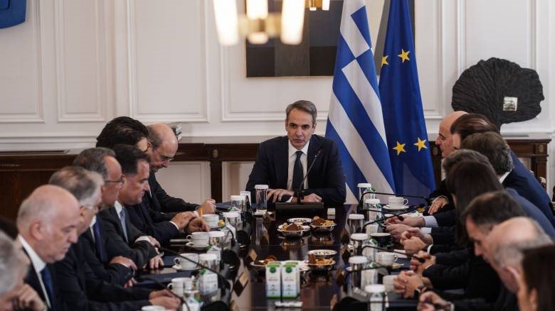 Στο υπουργικό συμβούλιο οι ελαφρύνσεις για μεσαία τάξη και νέους