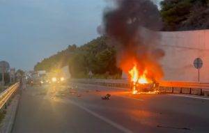 Τραγικό δυστύχημα στην Αχαΐα: Επί ένα χιλιόμετρο πήγαινε ανάποδα στον δρόμο το Ι.Χ. της 70χρονης – Δείτε βίντεο