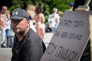 Πατέρας Ντένι Ρούτσι: «Θα κάτσω εδώ μέχρι να μας επιτρέψουν την εκταφή»