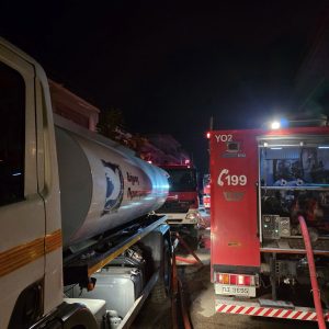 Υπό έλεγχο η φωτιά στο Περιστέρι - Νυχτερινή μάχη με τις φλόγες στη βιοτεχνία