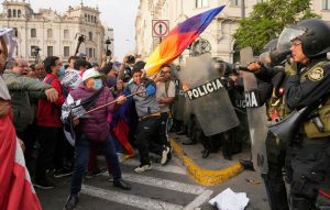 Περού: Συγκρούσεις μεταξύ αστυνομικών και διαδηλωτών στη Λίμα – Τουλάχιστον 18 τραυματίες