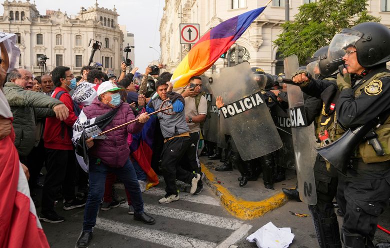 Περού: Συγκρούσεις μεταξύ αστυνομικών και διαδηλωτών στη Λίμα – Τουλάχιστον 18 τραυματίες