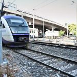 Συρμός του προαστιακού παρέσυρε θανάσιμα πεζό στην Κωνσταντινουπόλεως – Επιχείρησε να διασχίσει κάθετα τις γραμμές