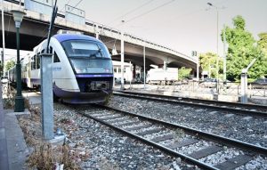 Συρμός του προαστιακού παρέσυρε θανάσιμα πεζό στην Κωνσταντινουπόλεως – Επιχείρησε να διασχίσει κάθετα τις γραμμές