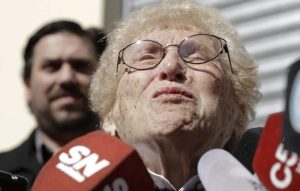 Η Ρόσα Ροϊσινμπλίτ, εμβληματική Γιαγιά της Πλατείας Μαΐου, πεθαίνει στα 106 της χρόνια