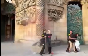 Ακτιβίστριες έριξαν κόκκινη μπογιά στην πρόσοψη της Σαγράδα Φαμίλια στη Βαρκελώνη