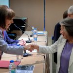 Η Σακελλαροπούλου «ασπίδα» του Φλωρίδη - «Ξέχασε» τους συγγενείς των Τεμπών και μίλησε για… λαϊκισμό