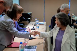 Η Σακελλαροπούλου «ασπίδα» του Φλωρίδη - «Ξέχασε» τους συγγενείς των Τεμπών και μίλησε για… λαϊκισμό