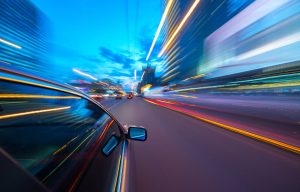 Χειροπέδες σε 36χρονο οδηγό ΙΧ που εμφανίζεται σε βίντεο να τρέχει με 205 χλμ/ώρα στην Αθηνών – Κορίνθου