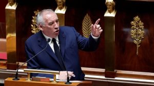 Έπεσε η κυβέρνηση Μπαϊρού, αντικαταστάτης ή εκλογές στη Γαλλία;