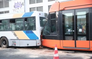 Τροχαίο με τραμ και λεωφορείο που συγκρούστηκαν στον Πειραιά –  Στους 30 οι τραυματίες